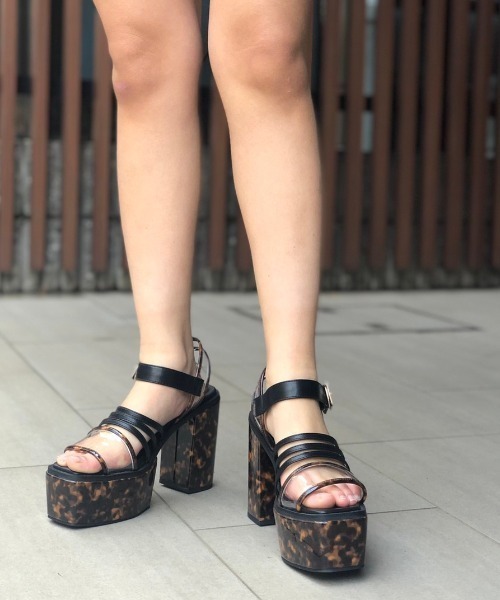 ENVYM(アンビー)の「コードストラップPVCサンダル(サンダル・レディース・ブラック/ブラウン・22.5cm/23.5cm/24.5cm)」の8枚目の写真