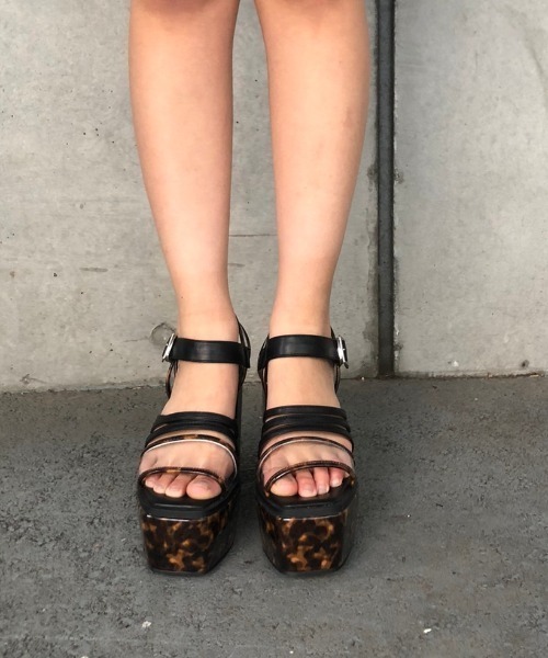 ENVYM(アンビー)の「コードストラップPVCサンダル(サンダル・レディース・ブラック/ブラウン・22.5cm/23.5cm/24.5cm)」の10枚目の写真