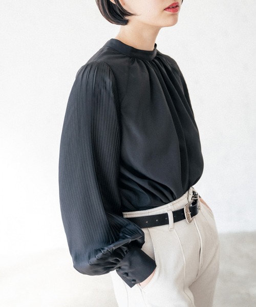 PAGEBOY(ページボーイ)の「ボリュームプリーツブラウス (デザインブラウス)(シャツ/ブラウス・レディース・ブラック/オフホワイト・FREE)」の1枚目の写真