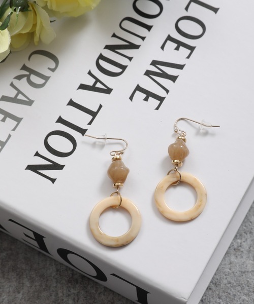 ap retro（アプレトロ）の「マーブルリングモチーフピアス【ZOZO限定アイテム】（ピアス（両耳用）・レディース・ベージュ/ブラウン・FREE）」の2枚目の写真