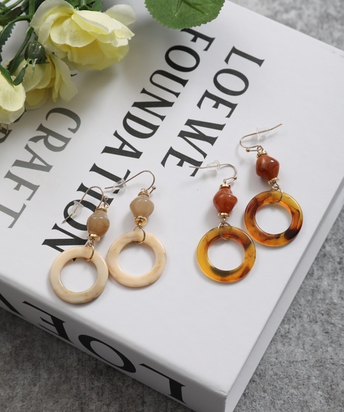 ap retro（アプレトロ）の「マーブルリングモチーフピアス【ZOZO限定アイテム】（ピアス（両耳用）・レディース・ベージュ/ブラウン・FREE）」の3枚目の写真