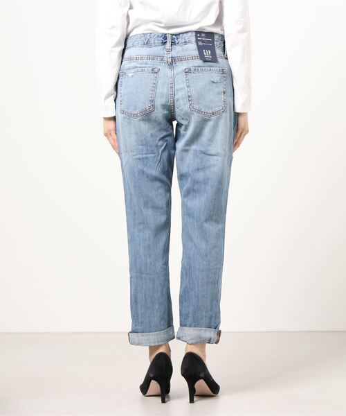 GAP（ギャップ）の「ダメージ加工ボーイフレンドデニム　--（デニムパンツ・レディース・ライトインディゴブルー・26/27/24/29/25/23/30/28/12）」の4枚目の写真
