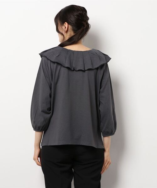 Te chichi TERRASSE（テチチテラス）の「カットフリルカラーカットソー（Tシャツ/カットソー・レディース・ブラウン/オフホワイト/チャコール・ﾌﾘ-）」の4枚目の写真