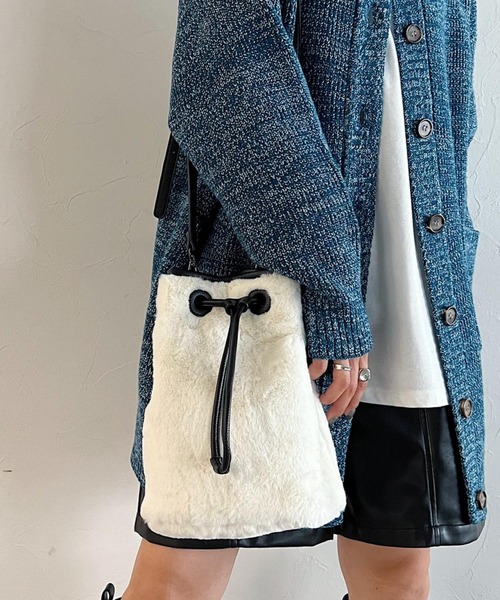 PAGEBOY(ページボーイ)の「ボアバケットバッグ(ショルダーバッグ・レディース・ホワイト/グリーン・FREE)」の1枚目の写真