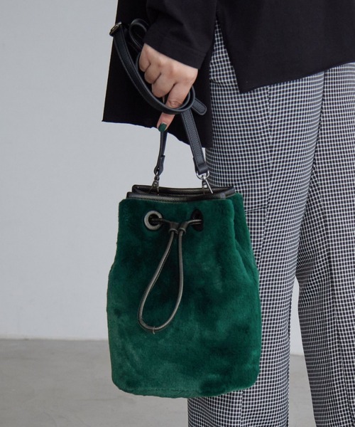 PAGEBOY(ページボーイ)の「ボアバケットバッグ(ショルダーバッグ・レディース・ホワイト/グリーン・FREE)」の2枚目の写真