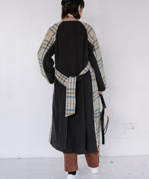 POU DOU DOU（プードゥドゥ）の「ノーカラーダブルボタンロングコート（ノーカラーコート・レディース・ベージュ/ネイビー/イエロー・3）」の12枚目の写真