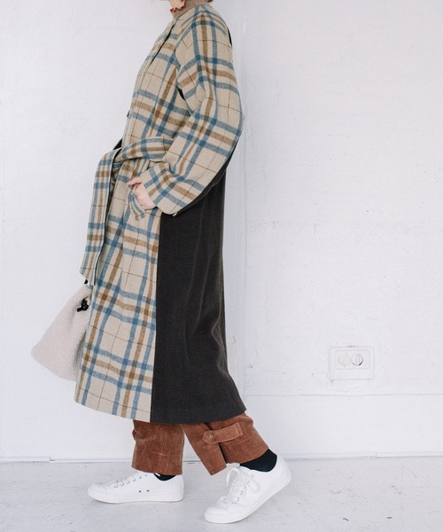 POU DOU DOU（プードゥドゥ）の「ノーカラーダブルボタンロングコート（ノーカラーコート・レディース・ベージュ/ネイビー/イエロー・3）」の4枚目の写真