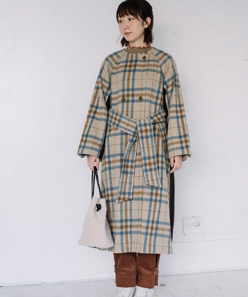 POU DOU DOU（プードゥドゥ）の「ノーカラーダブルボタンロングコート（ノーカラーコート・レディース・ベージュ/ネイビー/イエロー・3）」の16枚目の写真