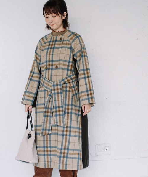 POU DOU DOU（プードゥドゥ）の「ノーカラーダブルボタンロングコート（ノーカラーコート・レディース・ベージュ/ネイビー/イエロー・3）」の9枚目の写真