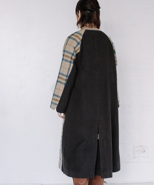 POU DOU DOU（プードゥドゥ）の「ノーカラーダブルボタンロングコート（ノーカラーコート・レディース・ベージュ/ネイビー/イエロー・3）」の13枚目の写真