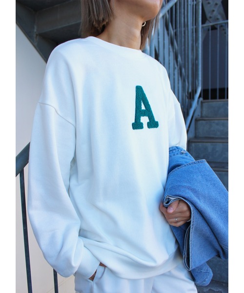 MLI'A（エムリア）の「イニシャルロゴスウェット（スウェット・レディース・ネイビー/オフホワイト/グリーン/オートミール・M）」の2枚目の写真