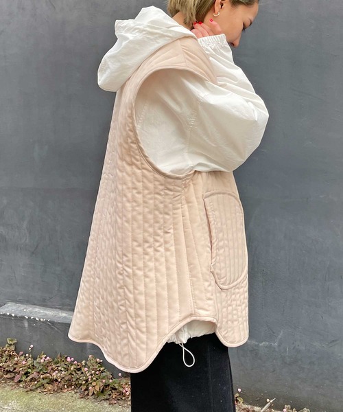 Omekashi（オメカシ）の「キルティングベスト（ポンチョ・レディース・ブラック/ベージュ/アイボリー・FREE）」の8枚目の写真
