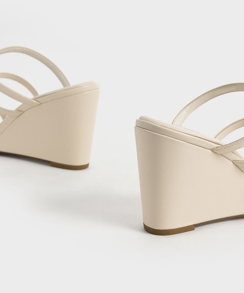 CHARLES & KEITH(チャールズ & キース)の「ストラッピー ウェッジミュール / Strappy Wedge Mules(サンダル・レディース・オフホワイト/ブラック/ブラウン系その他・23cm/25cm/22.5cm/24.5cm/23.5cm/25.5cm/22cm)」の5枚目の写真