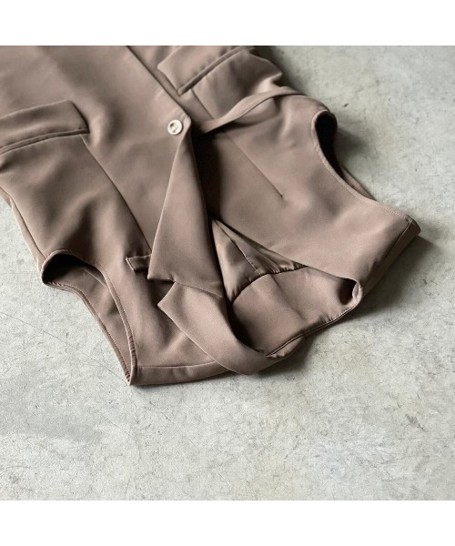 OWLLIDA apartment.(オルリダアパートメント)の「Asymmetry mannish vest(ベスト・レディース・ブラック/モカ・FREE)」の7枚目の写真
