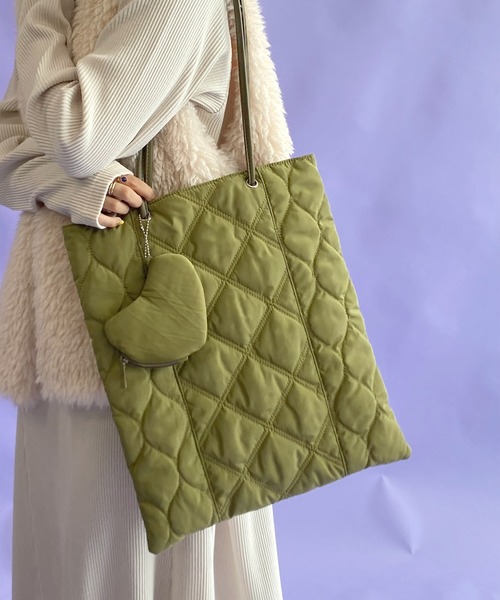 w closet(ダブルクローゼット)の「ハートポーチ付きキルティングトートバッグ(トートバッグ・レディース・ブラック/カーキ/アイボリー/ラベンダー・FREE)」の4枚目の写真
