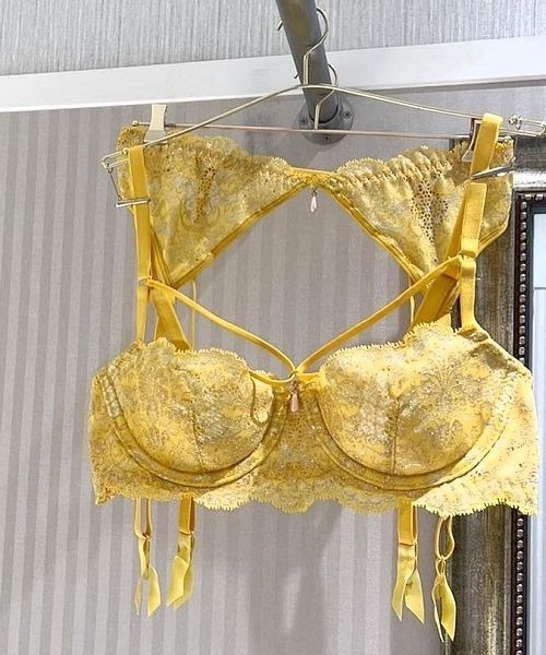 ANNEBRA(アンブラ)の「Olive ストリングデザインライトブラジャー(ブラジャー・レディース・イエロー/グリーン・B70/C70/D70/B75/C75/D75/E70/E75/F70/F75/E80/C80/D80/G70/G75)」の18枚目の写真