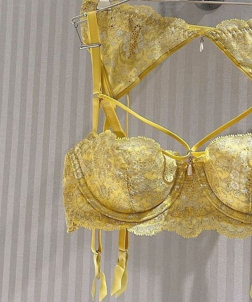 ANNEBRA(アンブラ)の「Olive ストリングデザインライトブラジャー(ブラジャー・レディース・イエロー/グリーン・B70/C70/D70/B75/C75/D75/E70/E75/F70/F75/E80/C80/D80/G70/G75)」の19枚目の写真