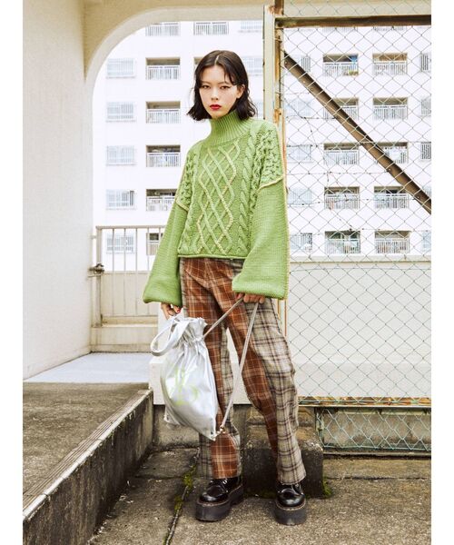 jouetie（ジュエティ）の「クロップドステッチニット（ニット/セーター・レディース・オレンジ/ブラック/ブルー/グリーン・MEDIUM）」の21枚目の写真