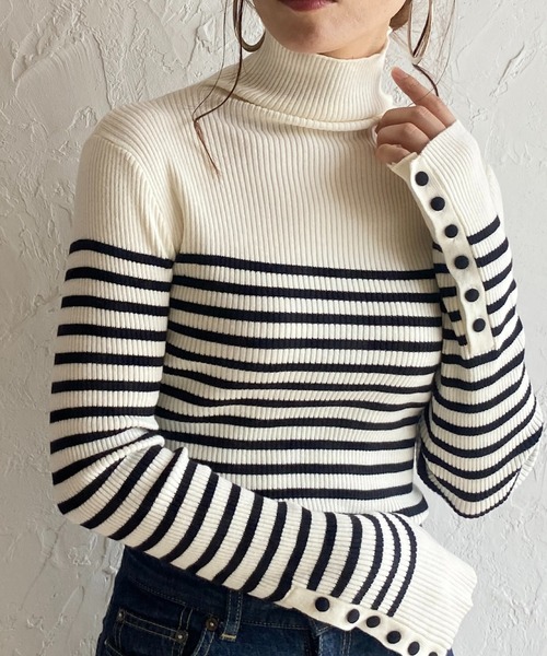 She's Closet(シーズクローゼット)の「袖ボタンハイネックタイト長袖リブタートルニットプルオーバー(ニット/セーター・レディース・ブラック×ホワイト/アイボリー/ブラック/ピンク/オレンジ/ブルー/グリーン/杢グレー/ライトブルー/ペールイエロー/ホワイト系その他/ブラック系その他/パープル/ブラック系その他2/レッド/チャコール/ダークオレンジ/グリーン系その他・FREE)」の3枚目の写真