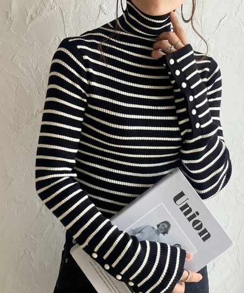 She's Closet(シーズクローゼット)の「袖ボタンハイネックタイト長袖リブタートルニットプルオーバー(ニット/セーター・レディース・ブラック×ホワイト/アイボリー/ブラック/ピンク/オレンジ/ブルー/グリーン/杢グレー/ライトブルー/ペールイエロー/ホワイト系その他/ブラック系その他/パープル/ブラック系その他2/レッド/チャコール/ダークオレンジ/グリーン系その他・FREE)」の5枚目の写真