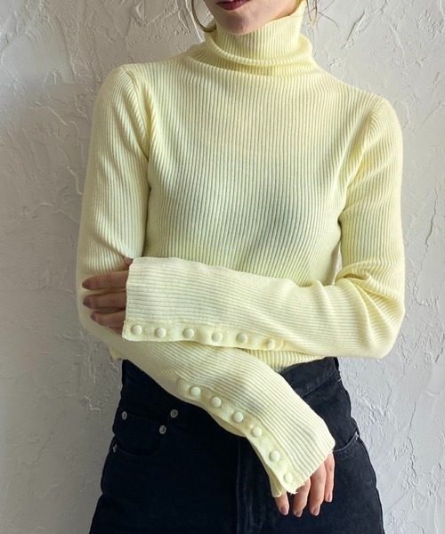 She's Closet(シーズクローゼット)の「袖ボタンハイネックタイト長袖リブタートルニットプルオーバー(ニット/セーター・レディース・ブラック×ホワイト/アイボリー/ブラック/ピンク/オレンジ/ブルー/グリーン/杢グレー/ライトブルー/ペールイエロー/ホワイト系その他/ブラック系その他/パープル/ブラック系その他2/レッド/チャコール/ダークオレンジ/グリーン系その他・FREE)」の14枚目の写真