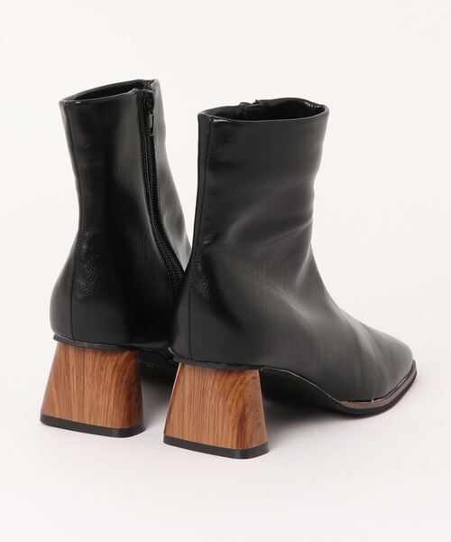 minia（ミニア）の「台形ヒールショートブーツ（ブーツ・レディース・ブラック/アイボリー/グレイッシュベージュ・S/M/L）」の4枚目の写真