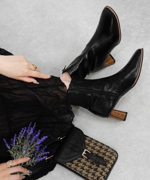 minia（ミニア）の「台形ヒールショートブーツ（ブーツ・レディース・ブラック/アイボリー/グレイッシュベージュ・S/M/L）」の3枚目の写真