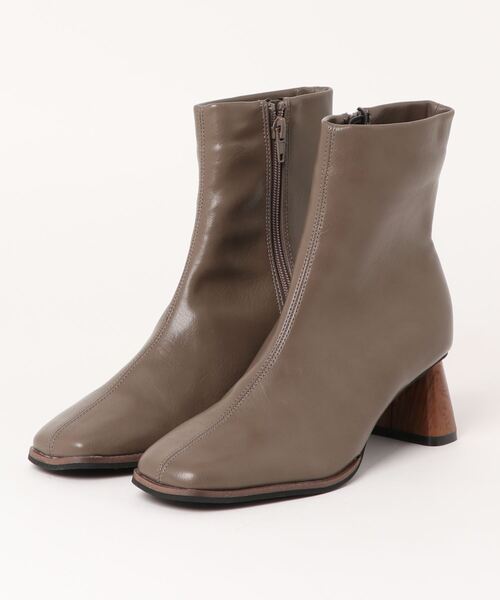 minia（ミニア）の「台形ヒールショートブーツ（ブーツ・レディース・ブラック/アイボリー/グレイッシュベージュ・S/M/L）」の6枚目の写真