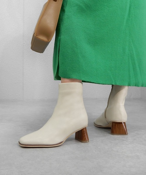 minia（ミニア）の「台形ヒールショートブーツ（ブーツ・レディース・ブラック/アイボリー/グレイッシュベージュ・S/M/L）」の22枚目の写真