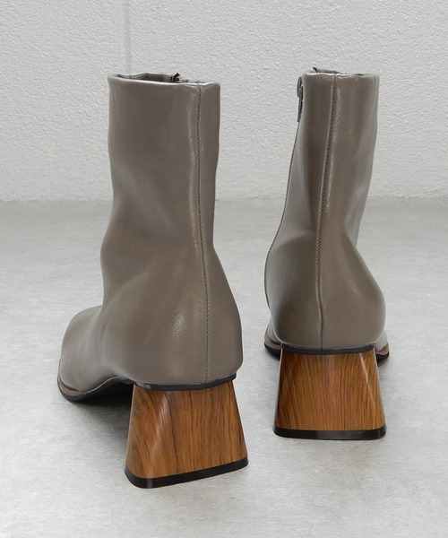 minia（ミニア）の「台形ヒールショートブーツ（ブーツ・レディース・ブラック/アイボリー/グレイッシュベージュ・S/M/L）」の9枚目の写真