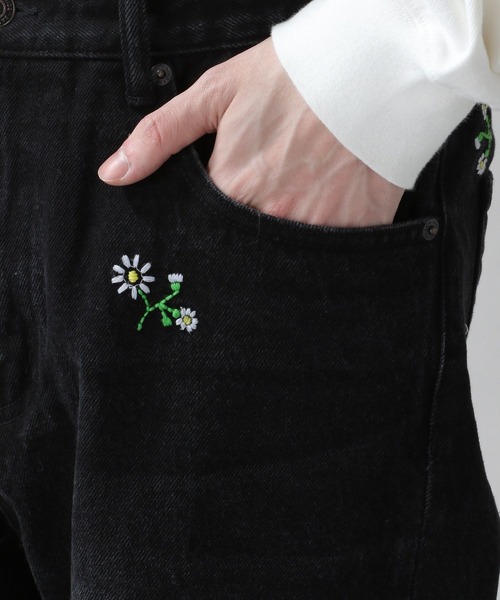 LABROS ブラック ストレートジーンズ 花刺繍 RAGEBLUE（レイジブルー）の「フラワー刺繍/ストレートデニムパンツ