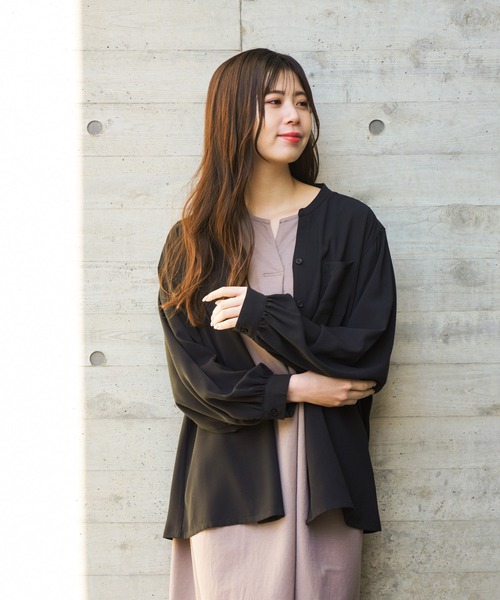 NAVY(ネイビー)の「とろみ前開き スキッパーカラー長袖シャツ(シャツ/ブラウス・レディース・カーキ/ブラック/ライトベージュ・フリー)」の1枚目の写真