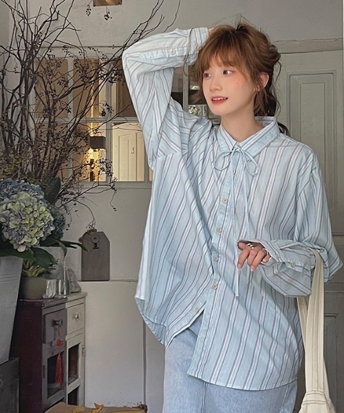 Vipoa（ヴィポア）の「クラシカルストライプリボンタイブラウス（シャツ/ブラウス・レディース・ブルー・FREE）」の4枚目の写真