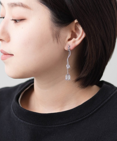 Zoule(ゾーラ)の「チューリップモチーフ イヤリング line bud(イヤリング・レディース・ゴールド系その他5/シルバー系その他3/ゴールド系その他6・FREE)」の4枚目の写真