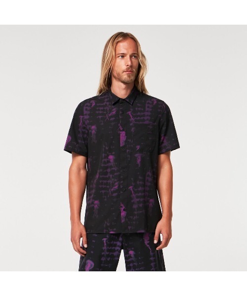 OAKLEY(オークリー)の「オークリー JELLYFISH RC SS BUTTON DOWN/ボタンシャツ/LIFESTYLE ライフスタイル/OAKLEY(シャツ/ブラウス・メンズ・ブラック×パープル・L/M/S)」の1枚目の写真