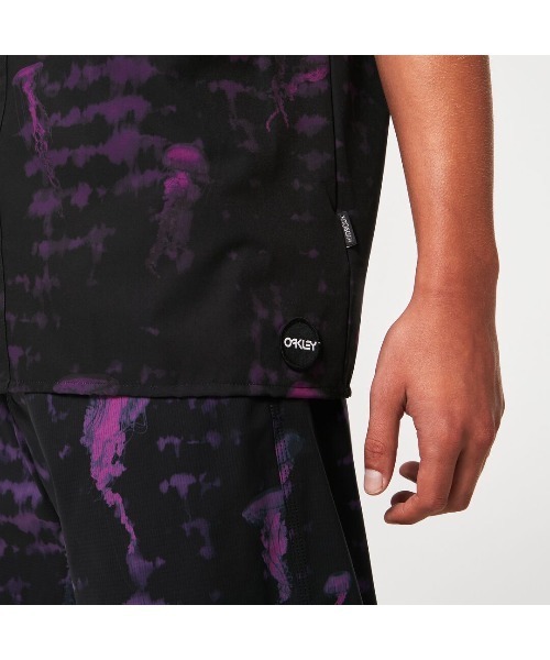 OAKLEY(オークリー)の「オークリー JELLYFISH RC SS BUTTON DOWN/ボタンシャツ/LIFESTYLE ライフスタイル/OAKLEY(シャツ/ブラウス・メンズ・ブラック×パープル・L/M/S)」の6枚目の写真