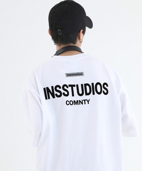 A'GEM9（エージェムナイン）の「A'GEM/9 × .kom『INSstudios/インスステュディオス』バックロゴ 半袖カットソー（Tシャツ/カットソー・メンズ・ホワイト/ブラック/ベージュ/グレー・L）」の2枚目の写真