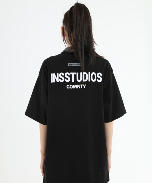 A'GEM/9 × .kom『INSstudios/インスステュディオス』バックロゴ