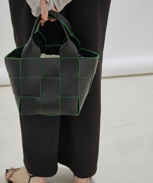 SALON adam et rope'（サロン アダム エ ロペ）の「[ご好評につき新色追加！]イントレチャートミドルトート2（トートバッグ・レディース・ブラック/ブラウン/その他1・FREE）」の4枚目の写真