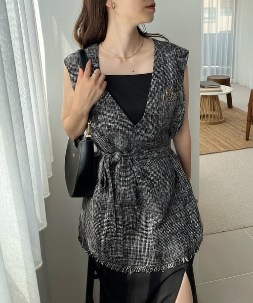 one after another NICE CLAUP（ワンアフターアナザーナイスクラップ）の「新色追加/NCロゴブローチ付きベスト（ベスト・レディース・ブラック/ブラック系その他/アイボリー・FREE）」の3枚目の写真