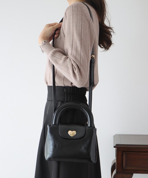 BLUEEAST（ブルーイースト）の「ハートモチーフスクエアバッグ（ハンドバッグ・レディース・ブラック/アイボリー・FREE）」の3枚目の写真