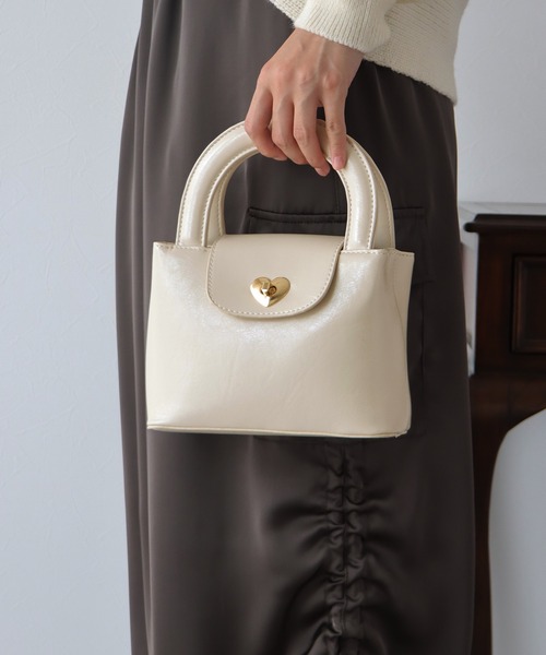 BLUEEAST（ブルーイースト）の「ハートモチーフスクエアバッグ（ハンドバッグ・レディース・ブラック/アイボリー・FREE）」の19枚目の写真