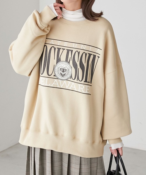 BONLECILL(ボンルシール)の「裏起毛 カレッジロゴプリント BIGシルエットスウェット(スウェット・レディース・パープル/ネイビー/オフホワイト/ブルー/オートミール/ベージュ・FREE)」の17枚目の写真