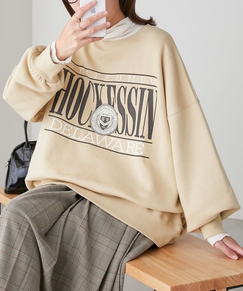 BONLECILL(ボンルシール)の「裏起毛 カレッジロゴプリント BIGシルエットスウェット(スウェット・レディース・パープル/ネイビー/オフホワイト/ブルー/オートミール/ベージュ・FREE)」の20枚目の写真