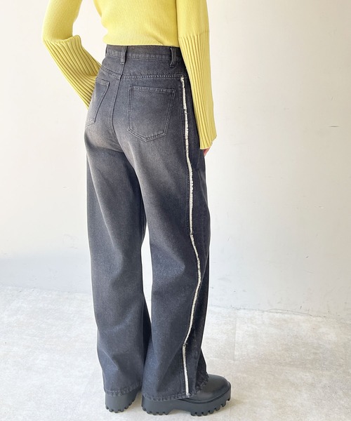 GeeRA(ジーラ)の「サイドラインワイドデニムパンツ(デニムパンツ・レディース・ブルー/ブラック・LARGE/MEDIUM)」の1枚目の写真