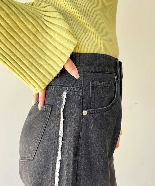 GeeRA(ジーラ)の「サイドラインワイドデニムパンツ(デニムパンツ・レディース・ブルー/ブラック・LARGE/MEDIUM)」の7枚目の写真
