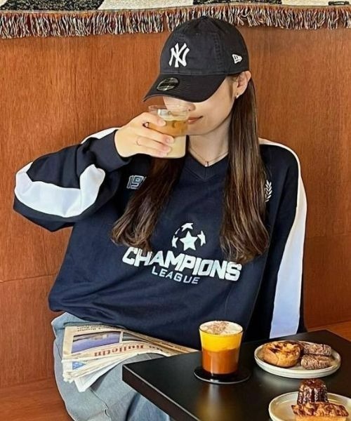 BEIDELLI（ベイデリー）の「[BELLIDE MADE] サッカーデザインオーバーフィットVネックスウェット（スウェット・レディース・ネイビー/グレー系その他・FREE）」の2枚目の写真