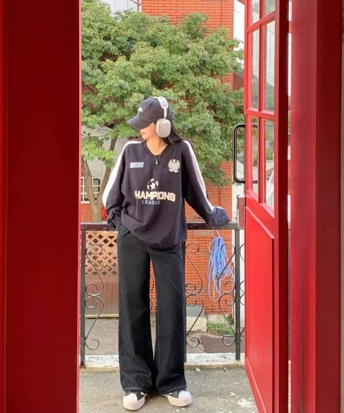 BEIDELLI（ベイデリー）の「[BELLIDE MADE] サッカーデザインオーバーフィットVネックスウェット（スウェット・レディース・ネイビー/グレー系その他・FREE）」の4枚目の写真