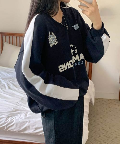 BEIDELLI（ベイデリー）の「[BELLIDE MADE] サッカーデザインオーバーフィットVネックスウェット（スウェット・レディース・ネイビー/グレー系その他・FREE）」の10枚目の写真