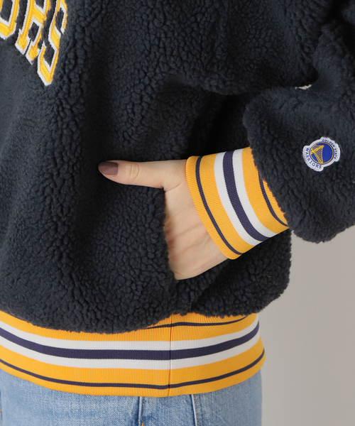 Spick & Span（スピックアンドスパン）の「【OFF THE COURT by NBA（オフザコートバイエヌビーエー）】 TeamLogo Boa Fleece（その他トップス・レディース・グリーン/ネイビー/オレンジ・FREE）」の16枚目の写真